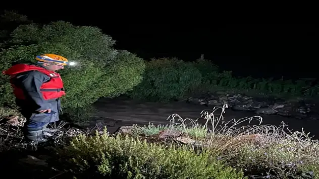 Akarsuya düşen araçtaki anne öldü, bebeği kayboldu