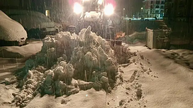 Akçadağ Belediyesi'nden Yoğun Kış Mesaisi: Ekipler Gece Gündüz Sahada