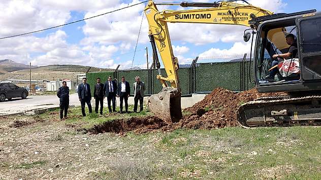 Akçadağ'da 112 Acil Sağlık İstasyonu İçin İlk Kazma Vuruldu