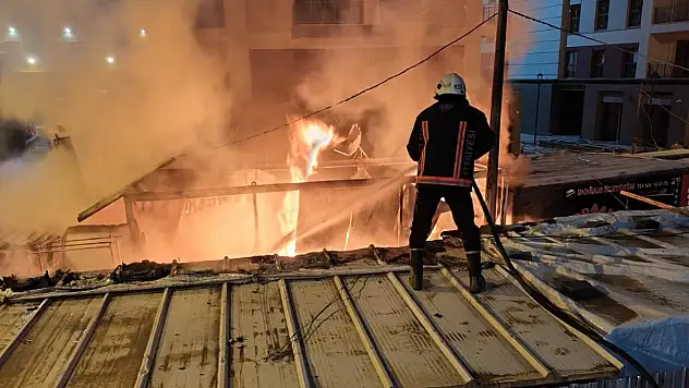 Akpınar Mahallesinde Gece Yarısı Çıkan Yangın Korkuttu