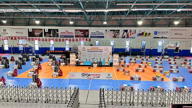 Amatör Spor Kulüplerine 10 Milyon Tl Değerinde Spor Malzemesi Desteği