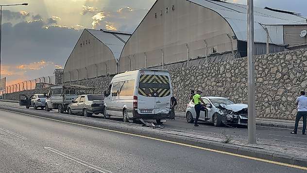 Anayurt Bulvarı'nda 4 Araçlı Zincirleme Kaza: Trafik Kilitlendi