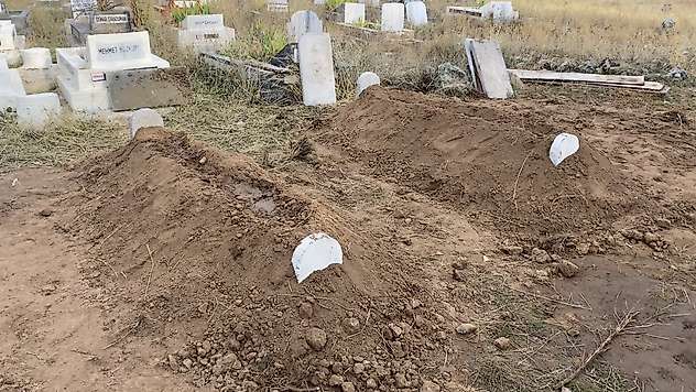 Anne ve Oğlu Yan Yana Toprağa Verildi: Aile İki Acıyı Birden Yaşadı