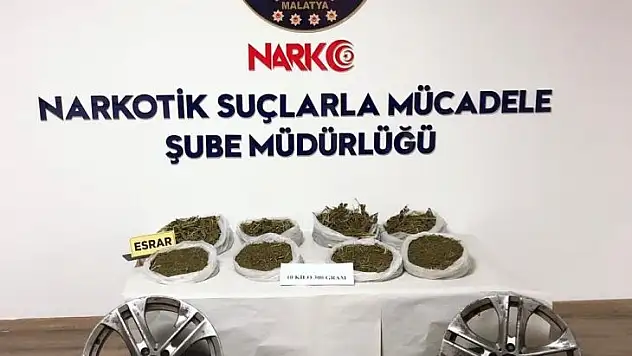 Arabanın arka lastiğinde 10 kilo kubar Esrar ele geçirildi