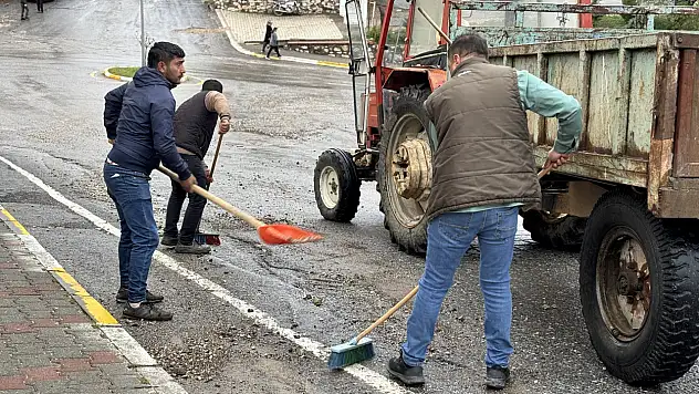 Arapgir'de Dolu Ve Sel Sonrası Belediye Ekiplerinden Hızlı Müdahale