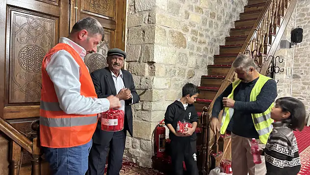 Arapgir'de Kadir Gecesi'nde Lokum İkramı