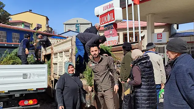Arapgir'de Orman Haftası Kapsamında Fidan Dağıtımı Yapıldı