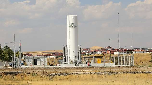 Arguvan'da Doğalgaz Çalışmalarına Katkı Sunan Güngör Ateş'e Teşekkür Plaketi