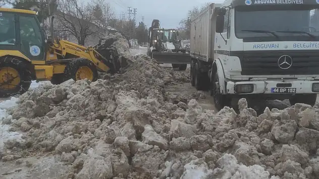 Arguvan'da Yoğun Kar ve Buzlanmaya Karşı Tuzlama Yapılıyor