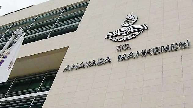 AYM'den emsal karar: Boşandığı eşiyle birlikte yaşayanların aylığı kesilecek