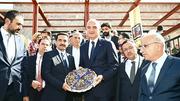 Bakan Ersoy, Arslantepe Karşılama Merkezi Açılışında Battalgazi Belediyesi Seramik Standını Ziyaret Etti