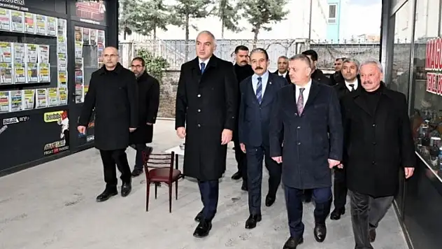 Bakan Ersoy, Malatya'da geçici iş yerlerindeki esnafı ziyaret etti