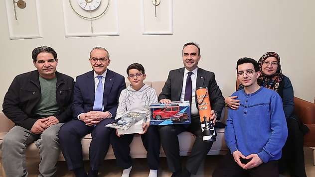 Bakan Kacır, Malatya'da Depremzede Ailenin İftar Sofrasına Konuk Oldu