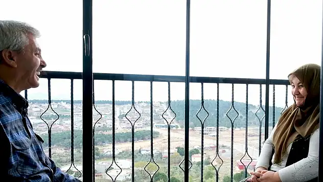 Bakan Kurum, bu bayramı yeni evlerinde karşılayan depremzede ailenin görüntülerini paylaştı