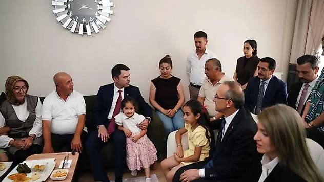 Bakan Kurum Malatya'da Bakırcılar Çarşısı'nı açtı, depremzede aileye misafir oldu