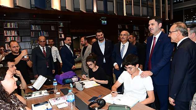 Bakan Murat Kurum, Şehir Kütüphanesi'ni gezdi