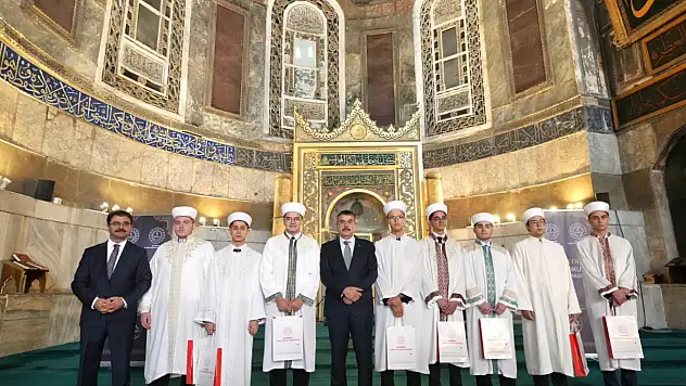 Bakan Tekin: Gençlerimizi değerlerle donanımlı yetiştiriyoruz