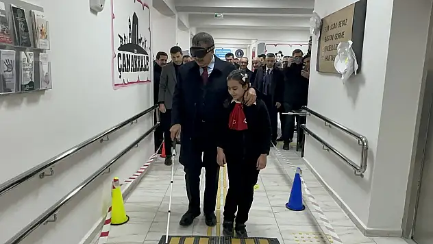 Bakan Tekin Malatya'da Görme Engelli Öğrencilerle Beyaz Bastonla Yürüdü