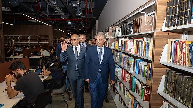 Bakan Yardımcısı Nadir Alpaslan Şehir Kütüphanesini Gezdi