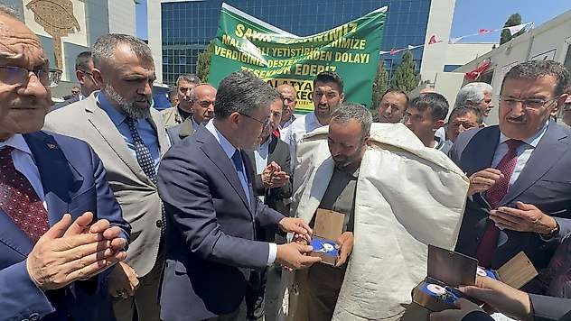 Bakan Yumaklı, Çoban Evi Konteynerlerinin Anahtarlarını Yetiştiricilere Teslim Etti