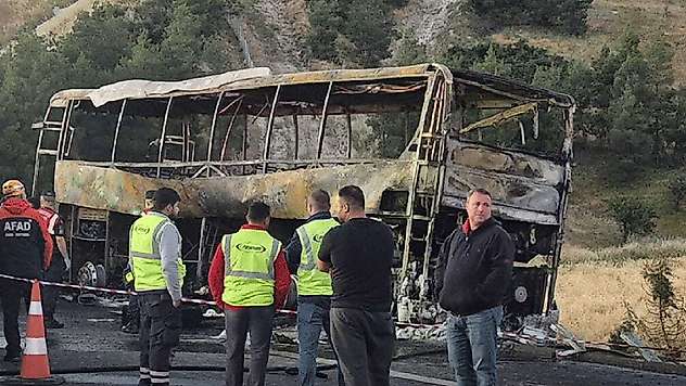 Bariyerlere çarpan yolcu otobüsü alev aldı: 8 ölü, 33 yaralı