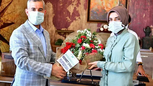 Başkan Çınar, 14 Mayıs Eczacılar Günü Nedeniyle Nöbetçi Eczaneleri Ziyaret Etti