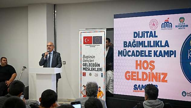 Başkan Er Gençlere yönelik 'Dijital Bağımlılıkla Mücadele' kampına katıldı
