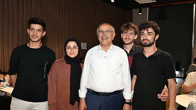 Başkan Er, Öğrencilere Yemek Dağıttı
