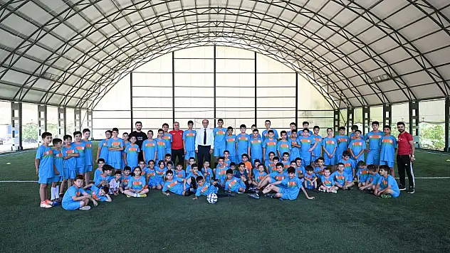 Başkan Geçit, Futbol Kursunda Geleceğin Yıldızlarıyla Buluştu