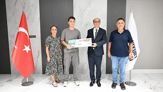 Başkan Geçit, YKS Başarısı Gösteren Gençleri Makamında Ağırladı