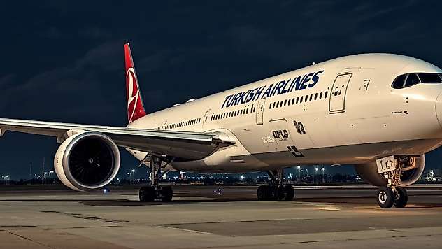 THY Uçağı Antalya Havalimanı'nda Radar Direğine Çarptı: 267 Yolcu Tahliye Edildi