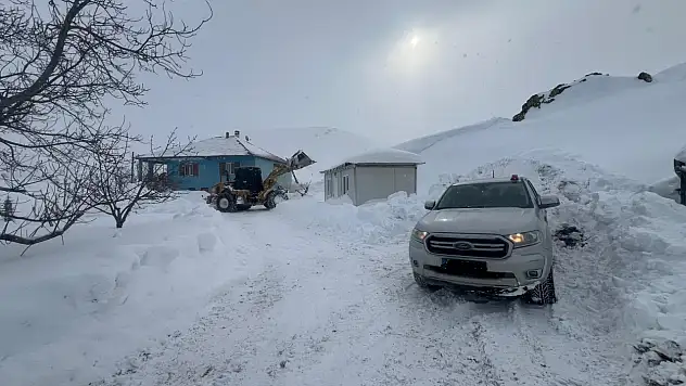 Battalgazi Belediyesi Ekipleri Sağlık Çalışanlarını İş Makinesiyle Hastaya Ulaştırdı