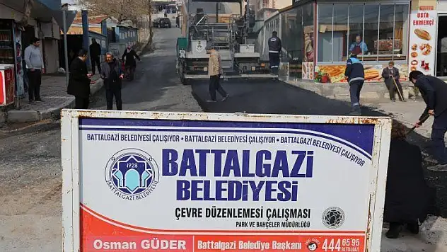 Battalgazi Belediyesi Hanımınçiftliği Mahallesi'ne Sıcak Asfalt Serimi Yaptı