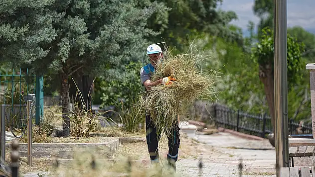 Battalgazi Belediyesi'nden Mezarlıklarda Bahar Ve Bayram Temizliği