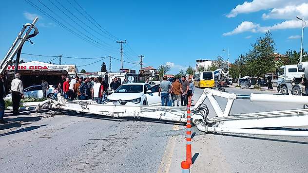 Battalgazi'de Beton Pompası Devrildi: Facia Kıl Payı Atlatıldı