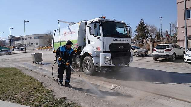 Battalgazi'de Derme Deresi Çevresi Temizlendi