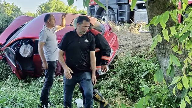 Battalgazi'de İki Araç Çarpıştı: Araç Tarlaya Savruldu, 4 Kişi Yaralandı