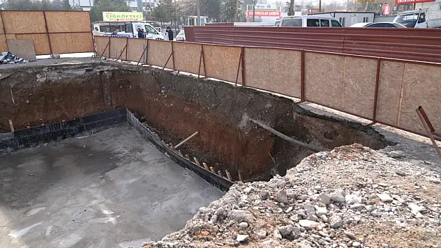 Battalgazi'de Yol Çökmesi: Sivas Caddesi Trafiğe Kapatıldı