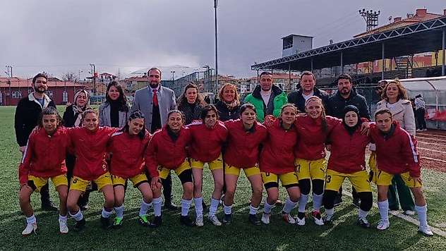 Bayanlar futbol ligi  başladı.