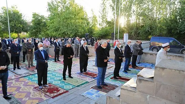 Bayram Namazı 800 Yıllık Namazgâhta Eda Edildi