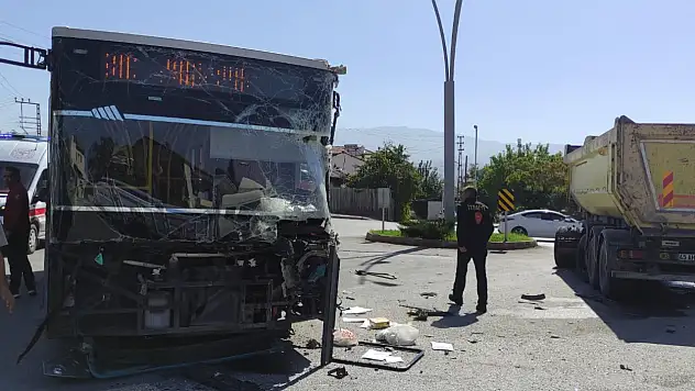 Belediye Otobüsü ve Kamyon Çarpıştı:  7 Yaralı