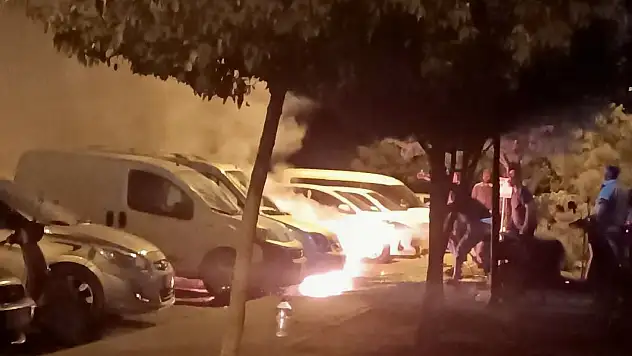 Beydağı Mahallesi'nde Park Halindeki Araç Alev Aldı