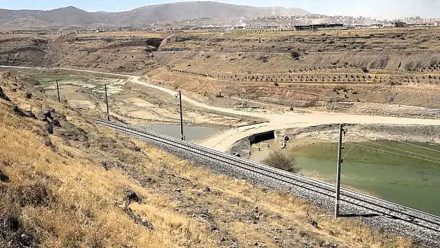 Beylerderesi Barajı Kurudu: Eski Yol ve Köprü Gün Yüzüne Çıktı