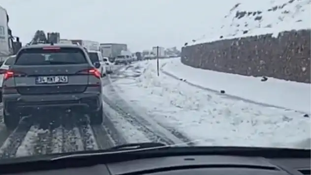 Bingöl-Erzurum yolunda mayıs ayında kar yağışı