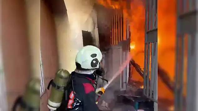 Bir ailenin ikamet ettiği konteyner alevler içerisinde kaldı
