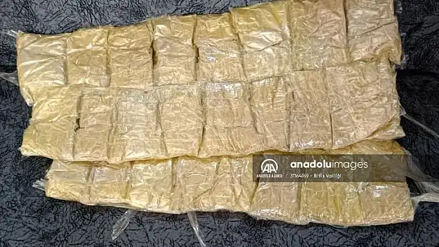 Bitlis'te 2 yolcunun üst aramasında 10 kilogram eroin ele geçirildi