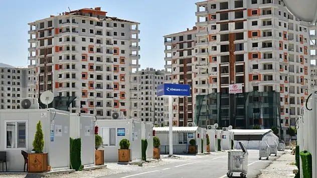 Bostanbaşı'nda yüksek katlı yapılar dinamitle patlatılıyor