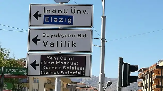 Büyükşehir Belediyesi Tarafından Kavşak İçi Bilgilendirme Yön Levhaları Dikiliyor
