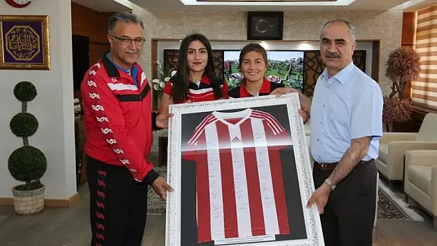 Gazi Lisesi Bayan Futbol Takımından Başkan Aydın'a Ziyaret