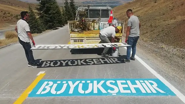 Büyükşehir Belediyesi Kale İlçesinde Yol Çizgi Çalışmalarına Devam Ediyor
